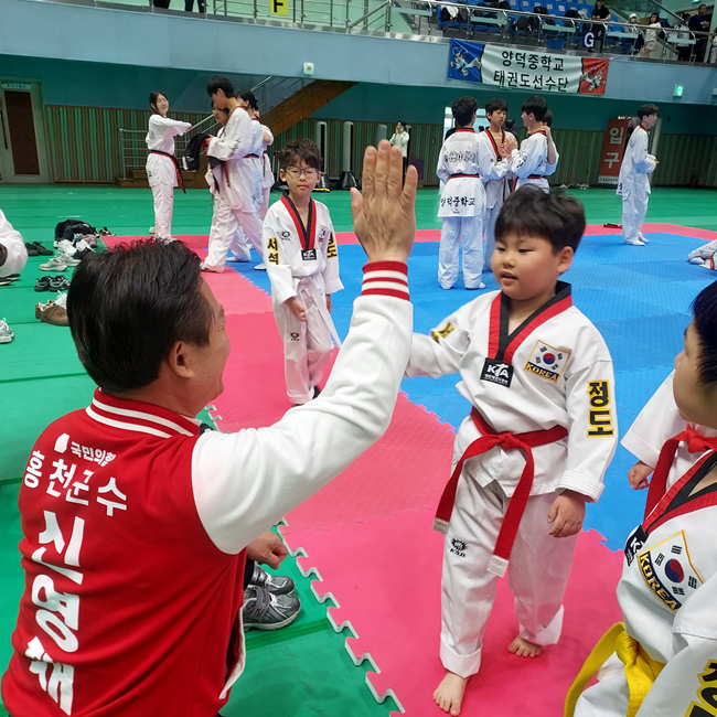 ▲ 신영재 국민의힘 홍천군수 후보가 18일 '제15회 홍천군민생활체육태권도 대회' 현장을 찾아 선수 및 학부모들과 소통했다. ⓒ신영재 홍천군수 후보 캠프