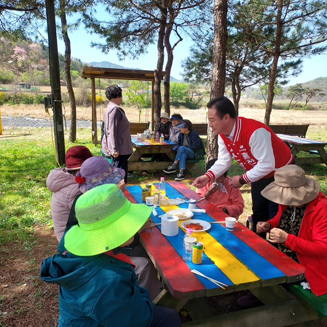 ▲ 신영재 국민의힘 홍천군수 후보가 18일 내촌면 서곡리 가족공원에서 열린 '귀농귀촌 화합 행사장'을 방문했다. ⓒ신영재 홍천군수 후보 캠프