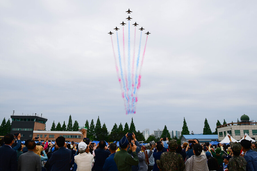 ▲ 2025년 공군 광주기지에서 열린 스페이스챌린지 행사에서 관람객들이 블랙이글스 에어쇼를 관람하는 모습ⓒ공군 제1전투비행단 제공