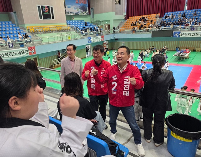 ▲ 김진태 강원특별자치도지사 후보가 18일 홍천으로 이동해 10시 홍천종합체육관에서 열린 홍천체육회장배 태권도대회에 참석하는 등 광폭 행보를 보였다. ⓒ김진태 도지사 후보 캠프