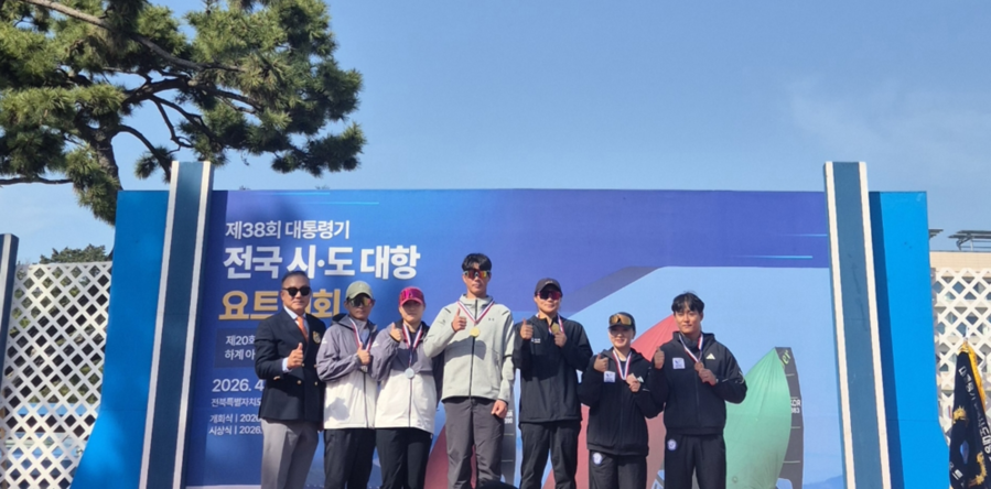 ▲ 대통령기 요트대회에서 금메달을 획득한 여수시청 요트팀 선수_(왼쪽에서 네 번째 김창주 선수, 다섯 번째 이경진 선수)ⓒ여수시 제공