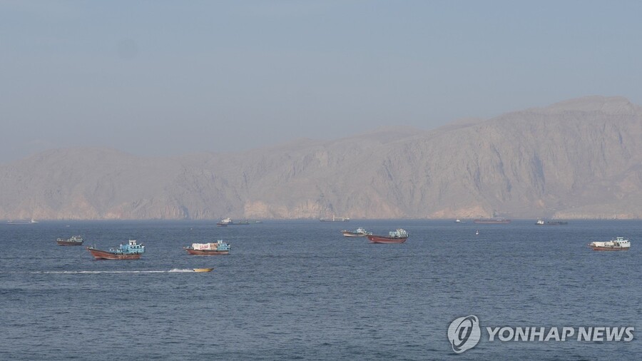 ▲ 18일 오만 앞바다 호르무즈 해협의 선박들ⓒ로이터 연합