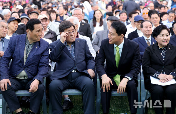 ▲ 오세훈 서울시장이 18일 서울 종로구 광화문광장에서 열린 4.19혁명 66주년 서울시 기념행사에서 참석자들과 대화를 나누고 있다. ⓒ뉴시스