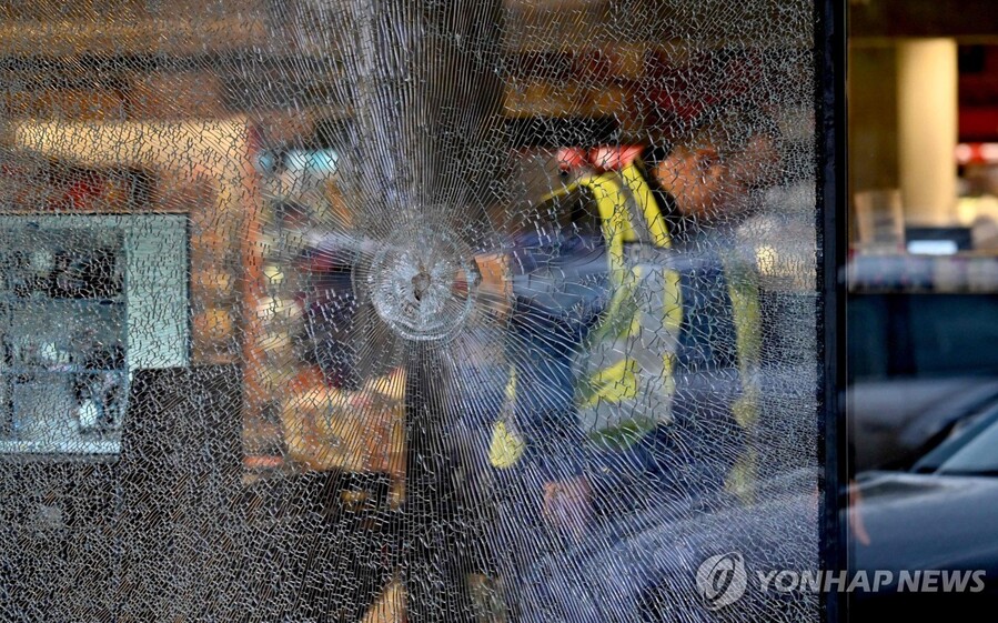 ▲ 18일(현지 시간) 총격에 총탄 구멍이 뚫린 우크라이나 키이우의 수퍼마켓 유리창. ⓒ연합뉴스