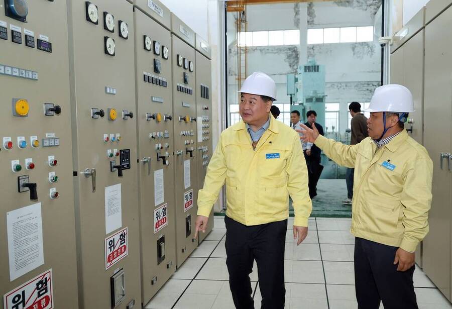 ▲ 노영환 장흥군수 권한대행은 현장을 방문해 펌프 작동 상태와 제어설비 정상 여부, 비상발전기 관리 상태, 배수로 정비 상황 등 주요 시설 전반을 점검하고있다.ⓒ장흥군 제공