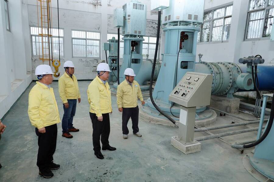 ▲ 노영환 장흥군수 권한대행은 현장을 방문해 펌프 작동 상태와 제어설비 정상 여부, 비상발전기 관리 상태, 배수로 정비 상황 등 주요 시설 전반을 점검하고있다.ⓒ장흥군 제공