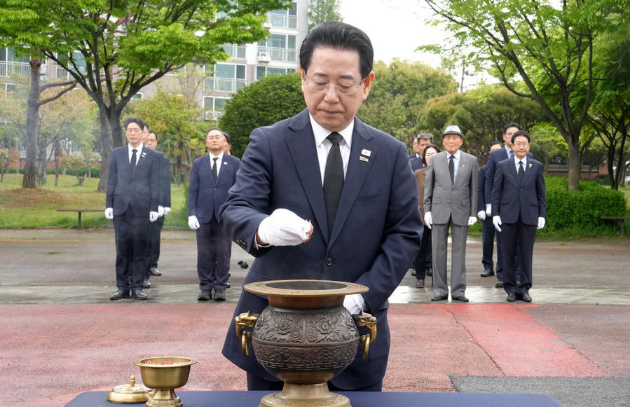 ▲ 김영록 전라남도지사가 제66주년 4·19혁명 기념일인 19일 오전 목포시 상동 달맞이공원 4·19민주혁명 기념비를 찾아 민주주의와 정의를 위해 독재정권에 맞선 민주열사를 추모, 참배하고 있다.ⓒ전라남도 제공