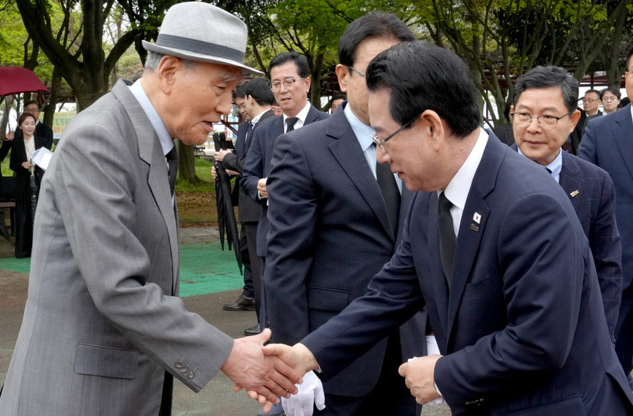 ▲ 김영록 전라남도지사가 제66주년 4·19혁명 기념일인 19일 오전 목포시 상동 달맞이공원 4·19민주혁명 기념비를 찾아 민주열사 후손들과 인사를 나누고 있다.ⓒ전라남도 제공