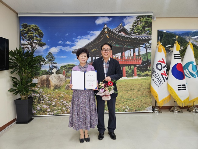 ▲ 강원 인제군이 지난 17일 군수 집무실에서 이영자 인제군자원봉사센터장에게 위촉장을 수여했다. 이영자 센터장은 이번 위촉으로 2028년 4월 17일까지 2년간 센터장을 맡게 됐다. ⓒ인제군