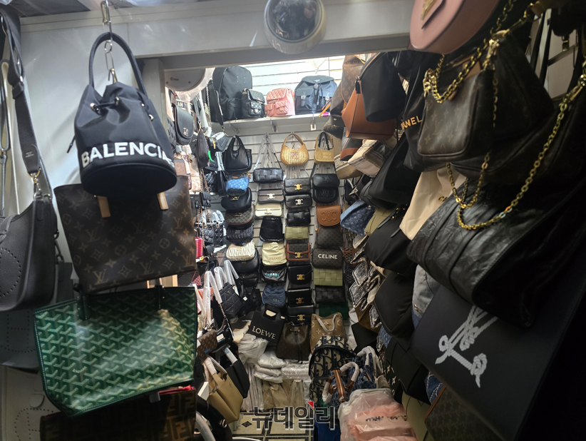 ▲ 서울 동대문 상가에서 운영된 위조상품 보관 밀실 내부 모습 ⓒ서울시