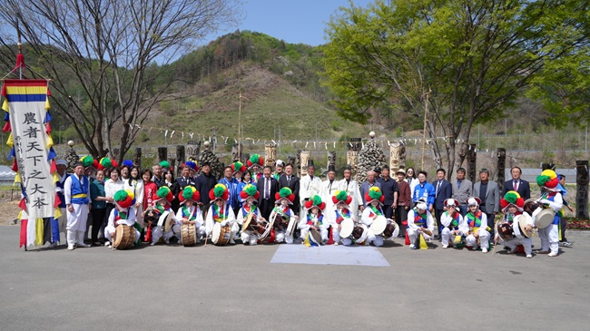 ▲ 춘천시 동산면의 오랜 마을 전통인 '밭치리 장승제'가 19일 조양2리 일원에서 열렸다. 행사에는 현준태 춘천시장 권한대행, 김진호 춘천시의회 의장 등이 참석했다. ⓒ춘천시