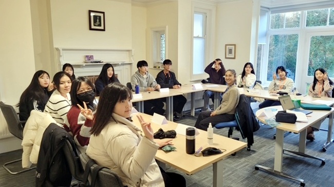 ▲ 지난해 영국 옥스퍼드 지역에서 진행된 화천 청소년 해외 어학연수. ⓒ화천군