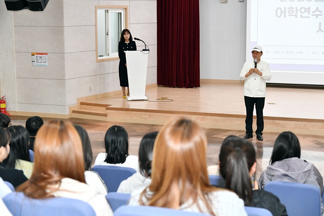 ▲ 2026 청소년 여름방학 어학연수 사전 간담회가 지난 18일 화천커뮤니티센터에서 최문순 군수를 비롯해 참가 학생과 학부모 등이 참석한 가운데 열렸다. ⓒ화천군