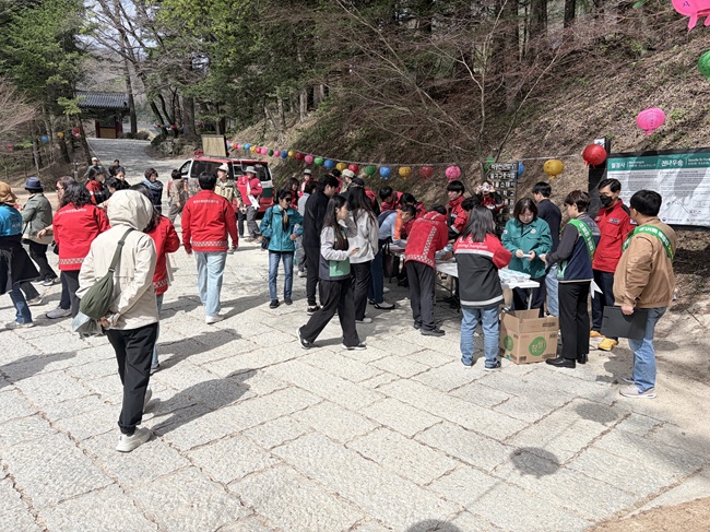 ▲ 강원 평창군이 산불 예방에 대한 대국민 경각심을 높이기 위해 지난 17일 오대산 국립공원 일원에서 강원특별자치도 산불방지센터, 동부지방산림청, 평창군국유립관리소, 평창군, 국립공원공단, 평창군산림조합 등 유관기관과 합동으로 산불예방 캠페인을 실시했다. ⓒ평창군