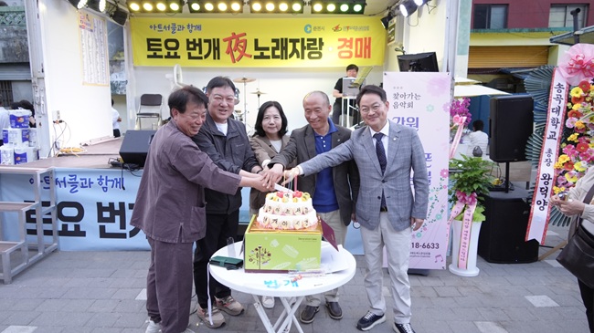 ▲ '주말 야간 명소' 춘천 번개야시장이 18일 개장했다. 번개야시장은 오는 10월 10일까지 매주 토요일 오후 5시부터 9시까지 운영된다. 먹거리 매대와 공연, 체험 콘텐츠 등을 통해 도심 야간 여가 공간으로 자리 잡을 것으로 기대된다. 현충일과 7월 한달간은 휴장한다. 이날 개장식에는 현준태 춘천시장 권한대행과 허영 국회의원이 참석해 힘을 보탰다. ⓒ춘천시