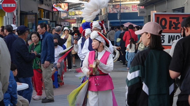 ▲ '주말 야간 명소' 춘천 번개야시장이 18일 개장했다. 번개야시장은 오는 10월 10일까지 매주 토요일 오후 5시부터 9시까지 운영된다. 먹거리 매대와 공연, 체험 콘텐츠 등을 통해 도심 야간 여가 공간으로 자리 잡을 것으로 기대된다. 현충일과 7월 한달간은 휴장한다. ⓒ춘천시