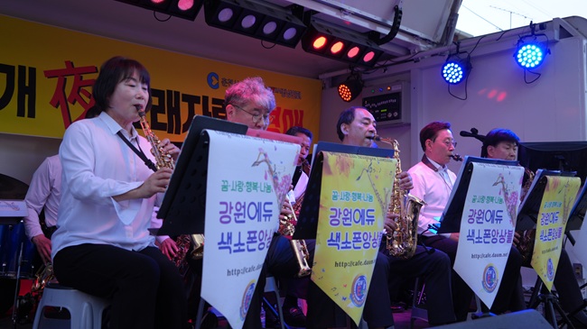 ▲ '주말 야간 명소' 춘천 번개야시장이 18일 개장했다. 번개야시장은 오는 10월 10일까지 매주 토요일 오후 5시부터 9시까지 운영된다. 먹거리 매대와 공연, 체험 콘텐츠 등을 통해 도심 야간 여가 공간으로 자리 잡을 것으로 기대된다. 현충일과 7월 한달간은 휴장한다. ⓒ춘천시