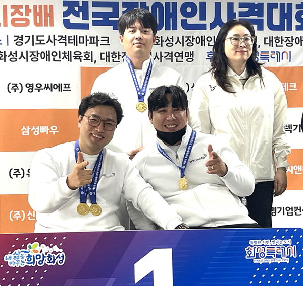 ▲ 김정남(왼쪽 아래), 최재윤(가운데 위), 조정두(오른쪽 아래) 선수가 ‘제3회 화성시장배 전국장애인사격대회’에서 메달을 목에 걸고 기념촬영을 하고 있다.ⓒ세종시장애인체육회