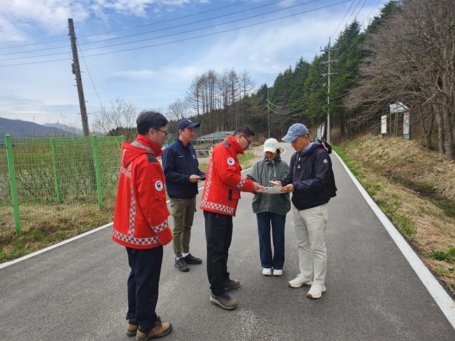 ▲ 최수천 동부지방산림청장이 선자령에서 산불예방 계도활동을 하고 있다.
ⓒ동부지방산림청
