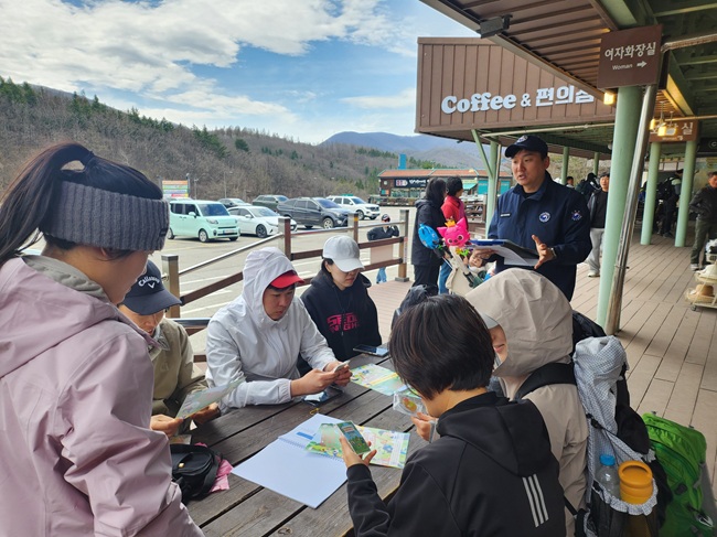 ▲ 동부지방산림청 산림사법담당자가 대관령휴게소에서 산림 불법행위를 설명하고 있다. ⓒ동부지방산림청