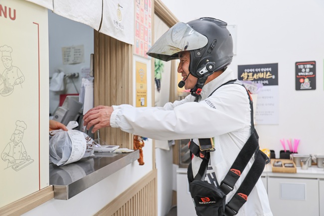 ▲ 김진태 후보가 19일 오후 원주시의 한 파스타 가게에서 음식을 픽업해 주문한 곳까지 직접 오토바이를 운전해 배달하고 있다. ⓒ김진태 후보측 캠프