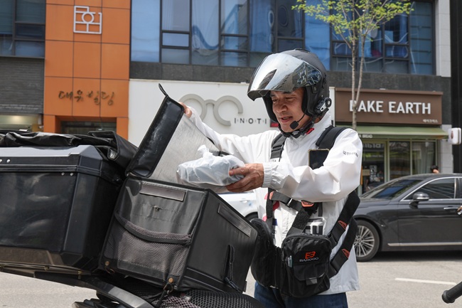 ▲ 김진태 후보가 19일 오후 원주시의 한 파스타 가게에서 음식을 픽업해 주문한 곳까지 직접 오토바이를 운전해 배달하고 있다. ⓒ김진태 후보측 캠프