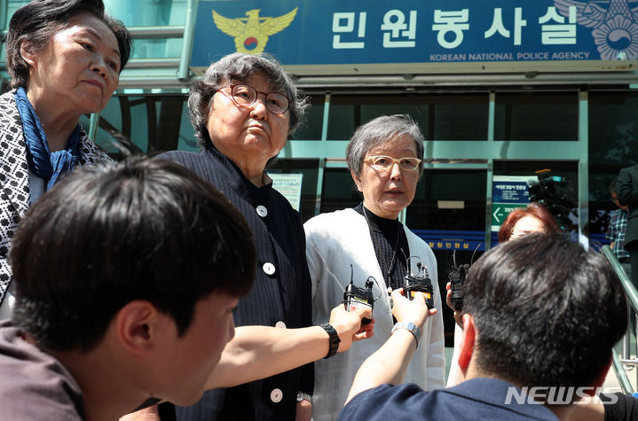 ▲ 지난 2024년 6월 20일 김혜숙 전 이화여대 총장(오른쪽)이 서울 서대문구 경찰청 민원실에서 김준혁 더불어민주당 의원을 '김활란 총장 이대생 미군 성상납 허위사실 적시 명예훼손 혐의'로 고발한 후 입장을 밝히고 있다.ⓒ뉴시스