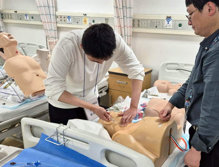 ▲ 인천시 옹진군 공중보건의사가 인하대병원 시뮬레이션센터에서 기도 삽관 교육을 받고 있다. ⓒ인하대병원 제공