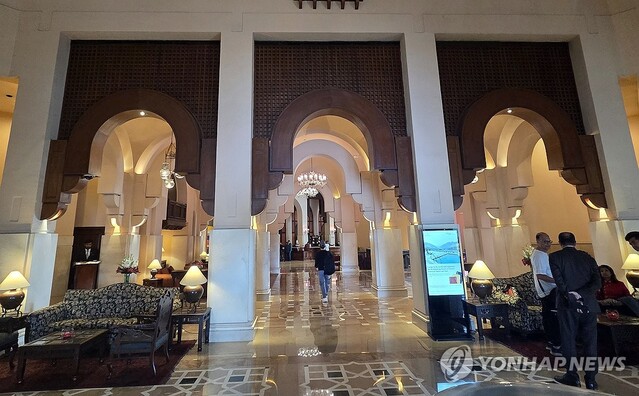 ▲ 미국과 이란의 2차 종전 협상 장소로 유력하게 거론되는 파키스탄 이슬라마바드 세레나 호텔의 내부.ⓒ연합뉴스