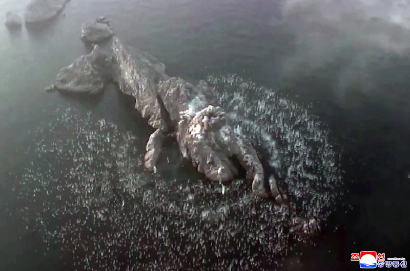 ▲ 북한이 단거리 지대지 탄도미사일 집속탄두 위력을 평가하는 시험발사에 성공했다고 밝혔다. 조선중앙통신은 20일 