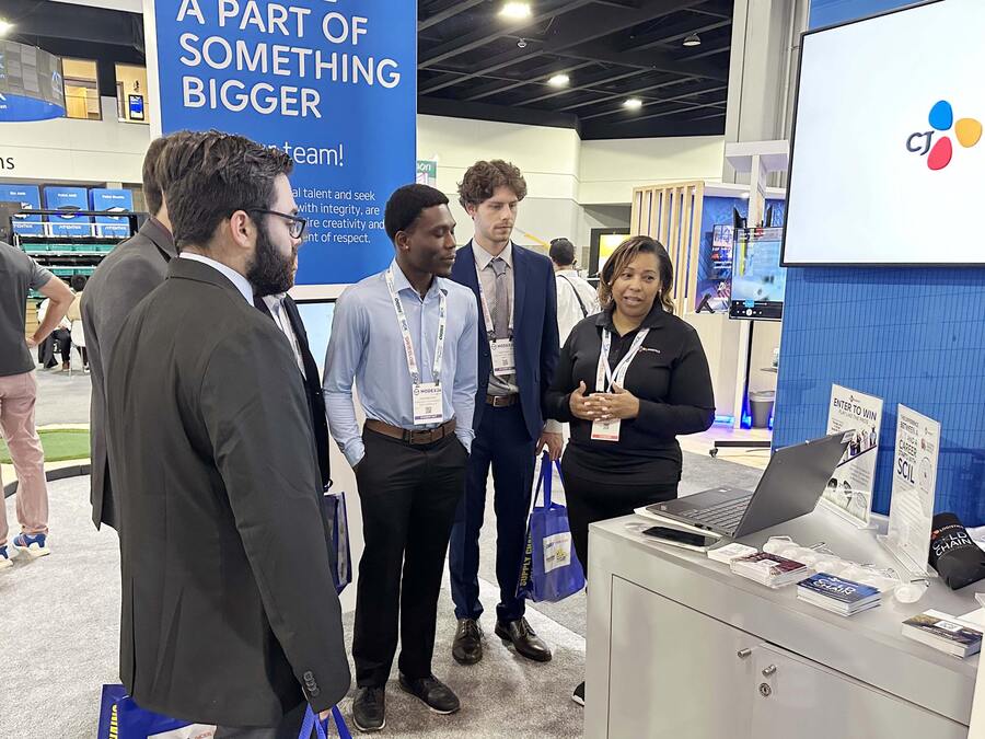 ▲ CJLA 직원이 MODEX 2026 참관객들에게 설명하는 모습. ⓒCJ대한통운