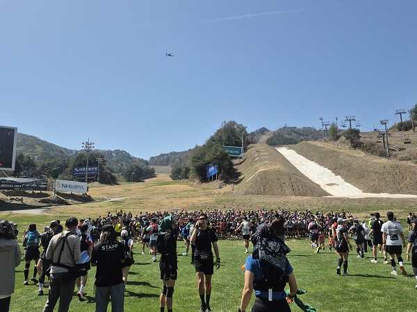 ▲ 코오롱 트레일 런 2026 대회 시작 전 스트레칭 ⓒ김보라 기자