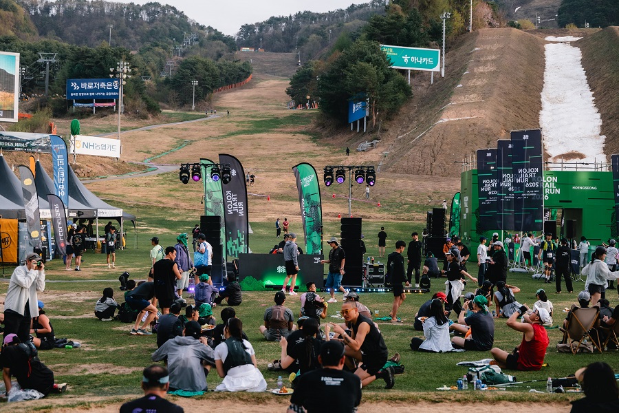 ▲ 코오롱 트레일 런 2026' 레이스가 끝난 후 휴식과 공연을 즐기는 참가자들 ⓒ코오롱인더스트리FnC부문