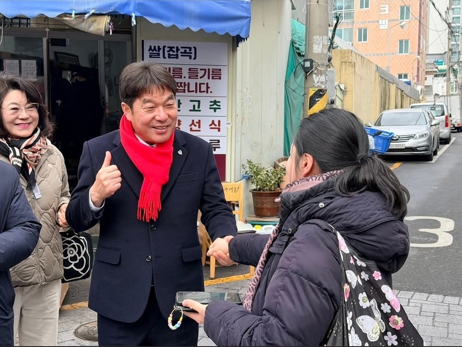 ▲ 장준용 동래구청장이 지역주민들과 인사를 나누고 있다.ⓒ뉴데일리DB