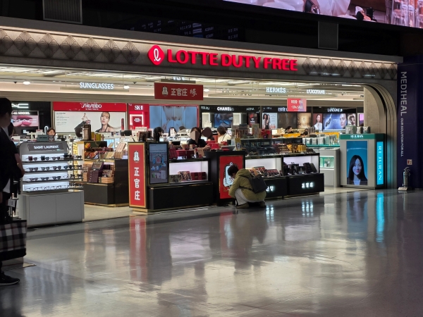 ▲ 15일 오전 7시경 롯데면세점 매대가 한산한 모습이다.ⓒ최신혜 기자