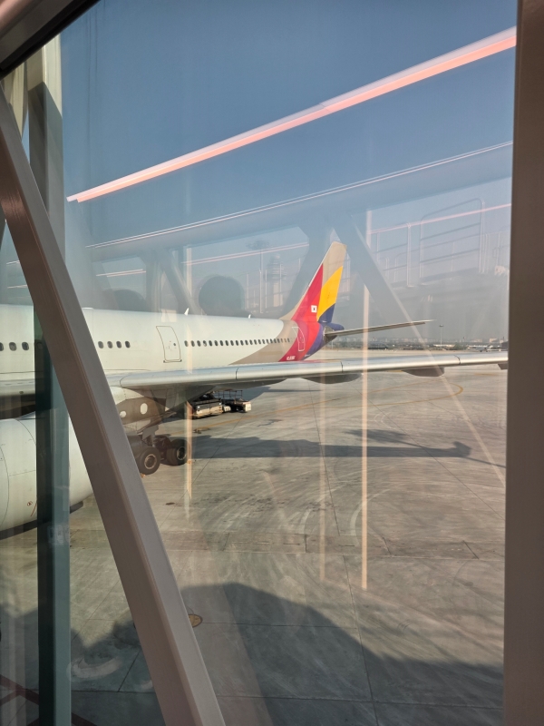 ▲ 대한항공과 아시아나항공은 오는 5월 발권분 국제선 항공권에 33단계 유류할증료를 적용한다. 사진은 15일 오전 김포공항에서 출발을 앞둔 아시아나항공기ⓒ최신혜 기자