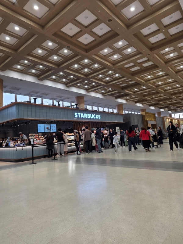 ▲ 15일 스타벅스에는 출국 전 커피 한 잔을 사기 위한 여행객들이 몰리며 면세점 내 유일하게 ‘대기 줄’이 형성됐다.ⓒ최신혜 기자