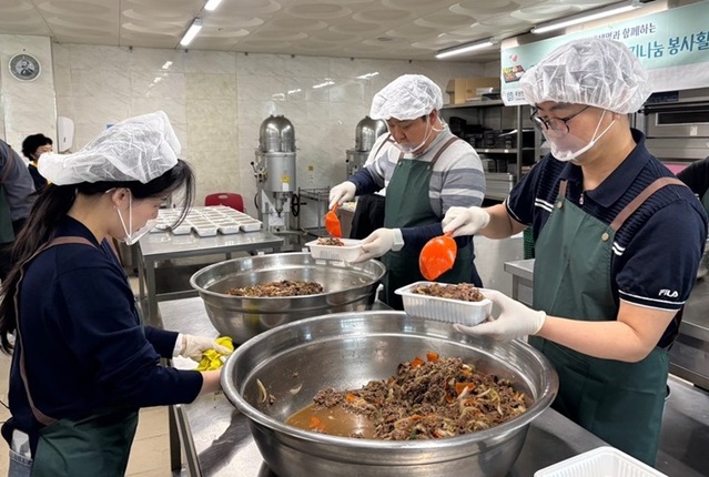 ▲ 푸본현대생명 자원봉사단은 대한적십자사 서울지사 서부봉사관에서 소외된 이웃 위한 ‘든든한 한끼 나눔’ 봉사활동을 펼쳤다고 17일 밝혔다. ⓒ푸본현대생명