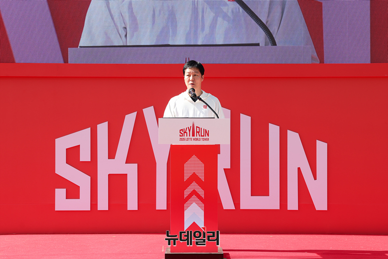 ▲ 19일 장재훈 롯데물산 대표이사가 서울 송파구 롯데월드타워에서 열린 수직 마라톤 대회 '2026 롯데월드타워 스카이런'에서 개회사를 하고 있다. ⓒ롯데물산