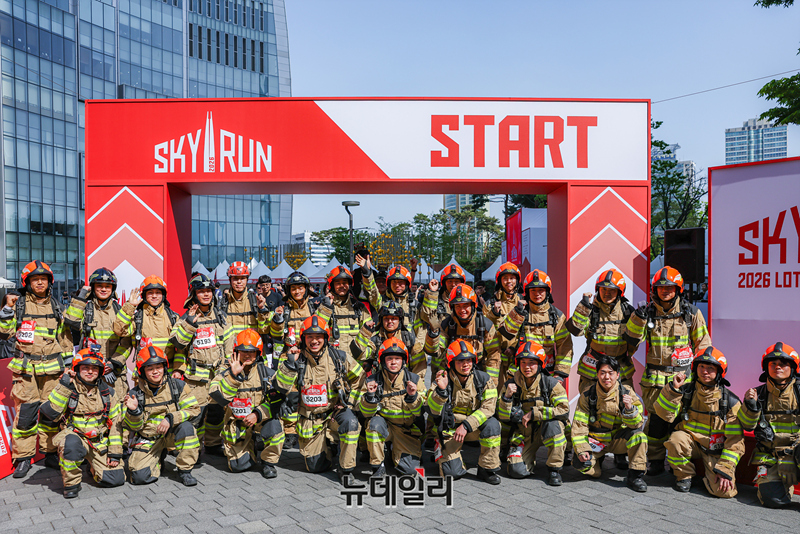 ▲ ‘2026 롯데월드타워 스카이런’에 참가한 소방관. ⓒ롯데물산