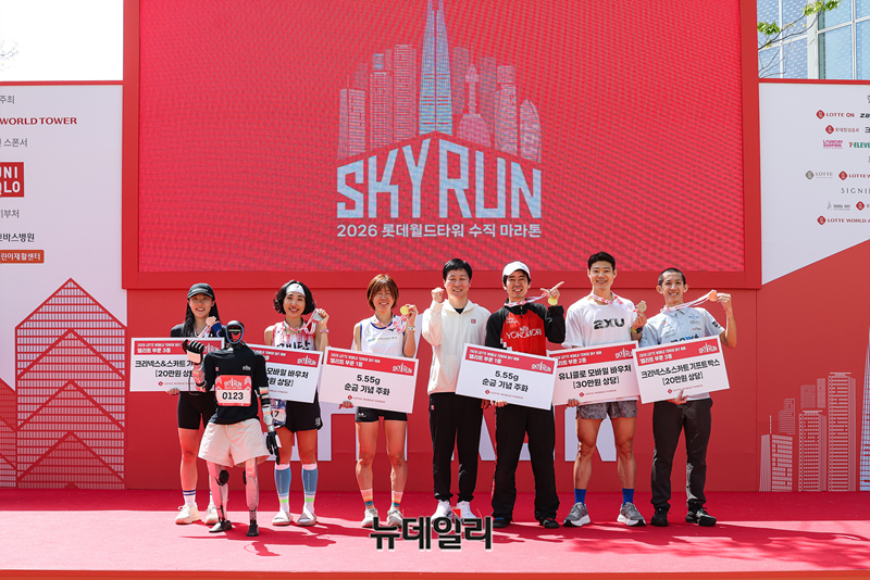 ▲ 19일 개최한 수직 마라톤 대회 '2026 롯데월드타워 스카이런' 엘리트 부문 시상식 모습. ⓒ롯데물산