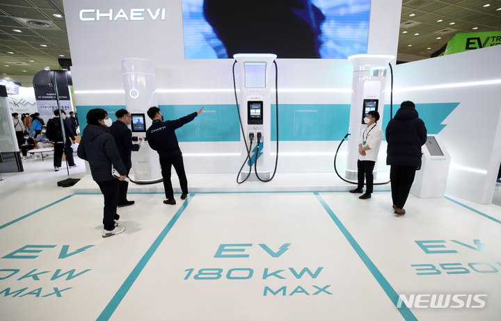 ▲ 서울 강남구 코엑스에서 열린 EV트렌드코리아 2023을 찾은 관람객들이 부스를 둘러보고 있다.ⓒ뉴시스