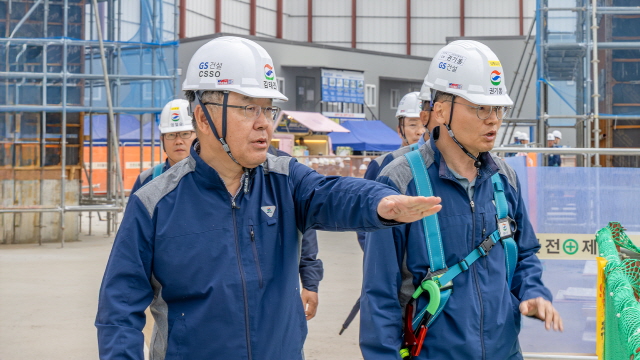 ▲ 김태진 GS건설 사장(왼쪽)이 아파트 건설현장을 둘러보고 있다. ⓒGS건설