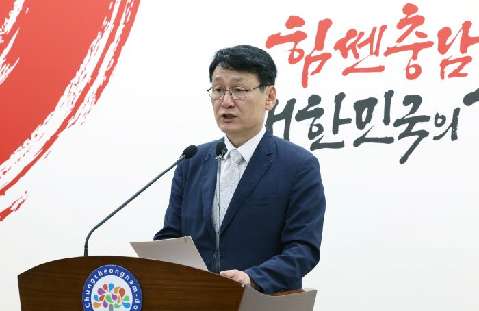 ▲ 홍종완 충남도 행정부지사가 20일 도청 프레스센터에서 기자회견을 열고, 중동발 위기 장기화에 대응하기 위해 전 분야를 아우르는 종합 지원 대책을 발표하고 있다.ⓒ충남도