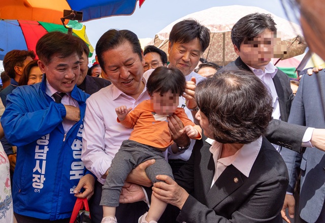 ▲ 정청래 더불어민주당 대표가 지난 19일 추미애 경기지사 후보(오른쪽)·김병욱 성남시장 후보(왼쪽)를 지원하기 위해 경기 성남의 모란민속5일장을 찾았다. 김용 전 민주연구원 부원장이 정 대표의 뒤에서 동행하고 있다. ⓒ정청래 더불어민주당 대표 페이스북 캡처
