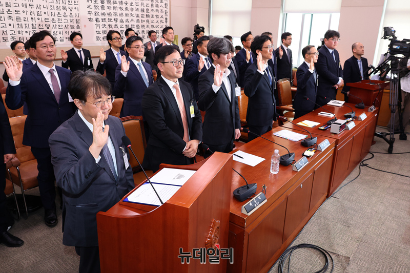 ▲ 김태훈 대전고검 검사장 등 증인들이 지난 16일 오전 국회에 '윤석열정권정치검찰조작기소의혹사건진상규명국정조사특별위원회'에서 열린 대장동·김용 전 민주연구원 부원장·위례신도시 조작기소 의혹 사건 청문회에서 증인 선서를 하고 있다. ⓒ이종현 기자