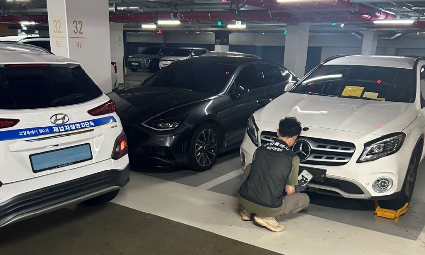▲ 체납차량을 대상으로 번호판 영치 및 이동제한 장치(족쇄)를 설치하는 모습 ⓒ고양특례시 제공