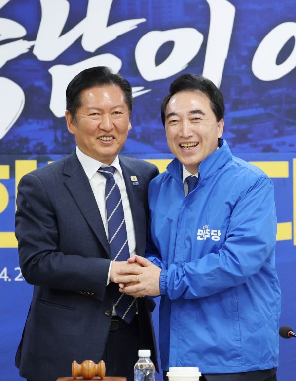 ▲ 더불어민주당 현장 최고위원회의에서 정청래 더불어민주당 대표가 박수현 후보에게 당 점퍼를 전달한 뒤 악수하며 기념촬영을 하고 있다.ⓒ선거 캠프