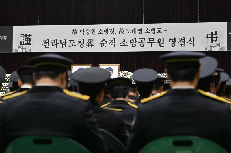 ▲ 지난 4일 오전 전남 완도군농어민문화체육센터에서 창고 화재 진압·인명 구조 도중 순직한 고(故) 박승원(44) 소방경과 고 노태영(30) 소방교의 영결식 준비가 진행되고 있다. ⓒ뉴시스