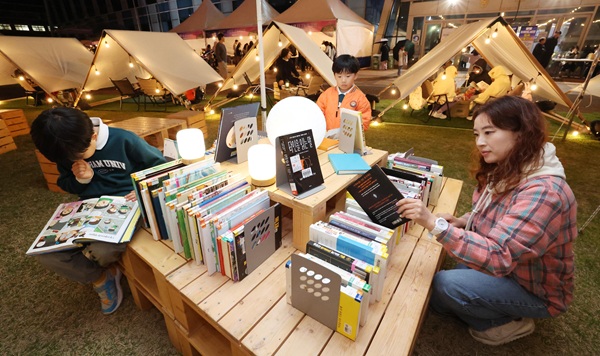 ▲ 동구, 지난 17·18일 양일간 동구청 잔디광장에서 열린 ‘2026 동구 달빛 야외도서관’이 성황리에 마무리됐다.ⓒ동구